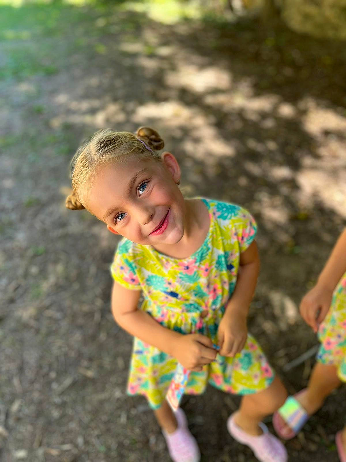 Antonia a rejoint le concours — aidez-le/la à gagner de superbes lots ! child, event, flash_photography, fun, grass, happy, joy, leisure, pattern, people_in_nature, person, pink, plant, recreation, sandal, sitting, smile, soil, summer, t_shirt