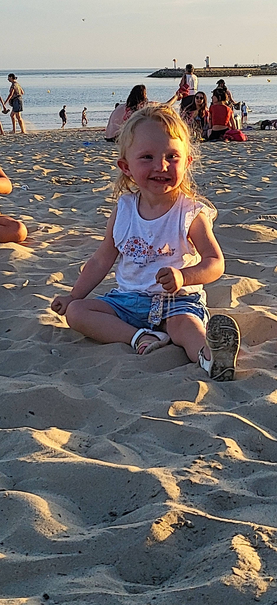 Mya a rejoint le concours — aidez-le/la à gagner de superbes lots ! arm, beach, fun, hair, hairstyle, hand, happy, head, human, human_body, joy, leg, leisure, mammal, natural_environment, people_in_nature, people_on_beach, person, photograph, smile