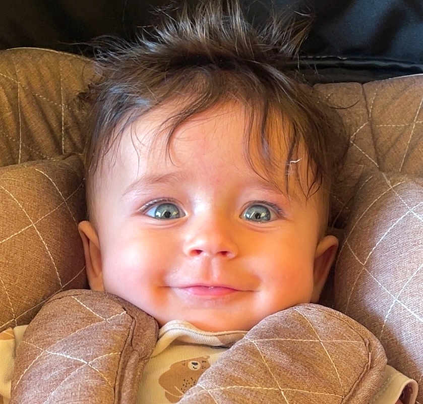 Gauthier a rejoint le concours — aidez-le/la à gagner de superbes lots ! baby, smiling, face, blue_eyes, hair, car_seat, padded, clothing, child, infant, cute, portrait, close_up, happy, person, seatbelt, indoor, young, adorable, toddler
