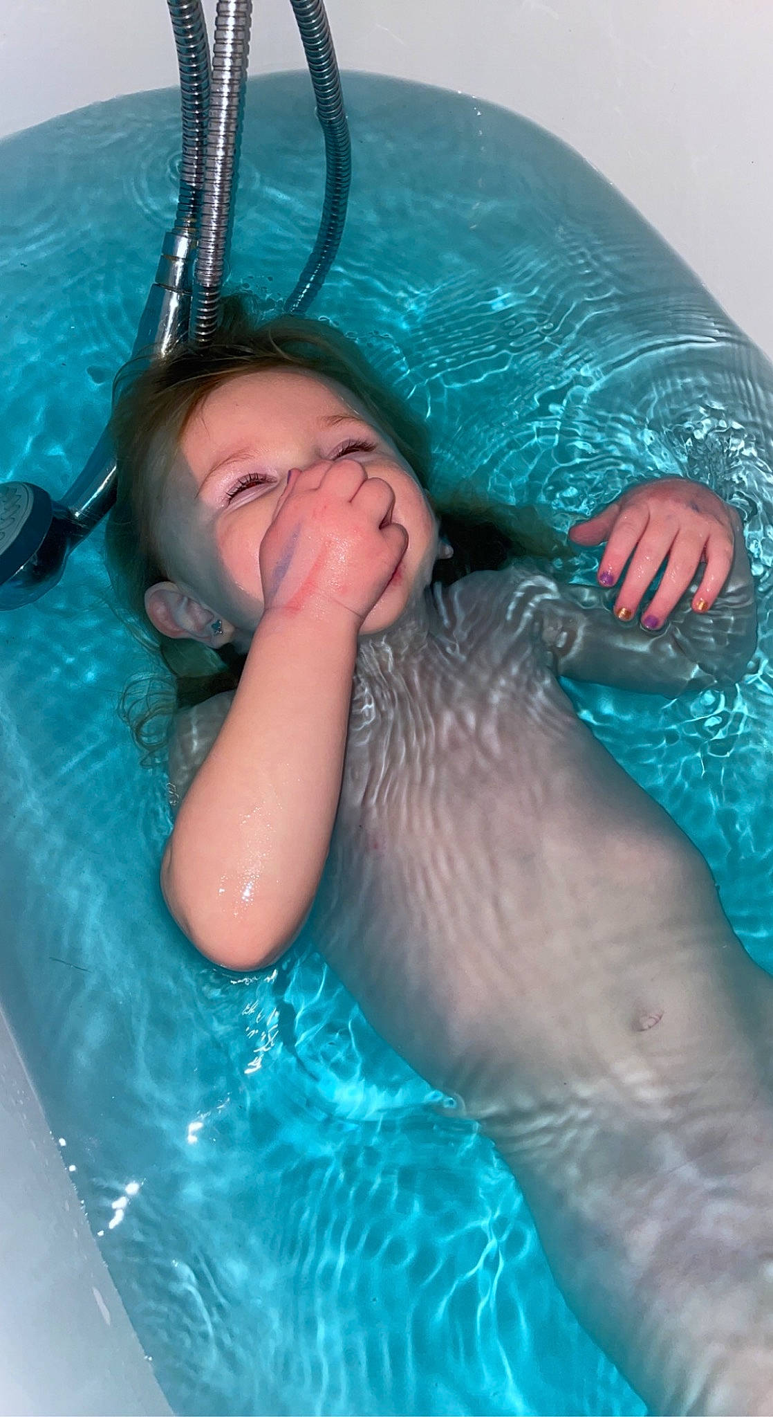 Mylla a rejoint le concours — aidez-le/la à gagner de superbes lots ! aqua, arm, azure, bathing, blue, child, fluid, fun, games, happy, inflatable, leisure, leisure_centre, liquid, person, personal_protective_equipment, play, recreation, swimming_pool, toddler