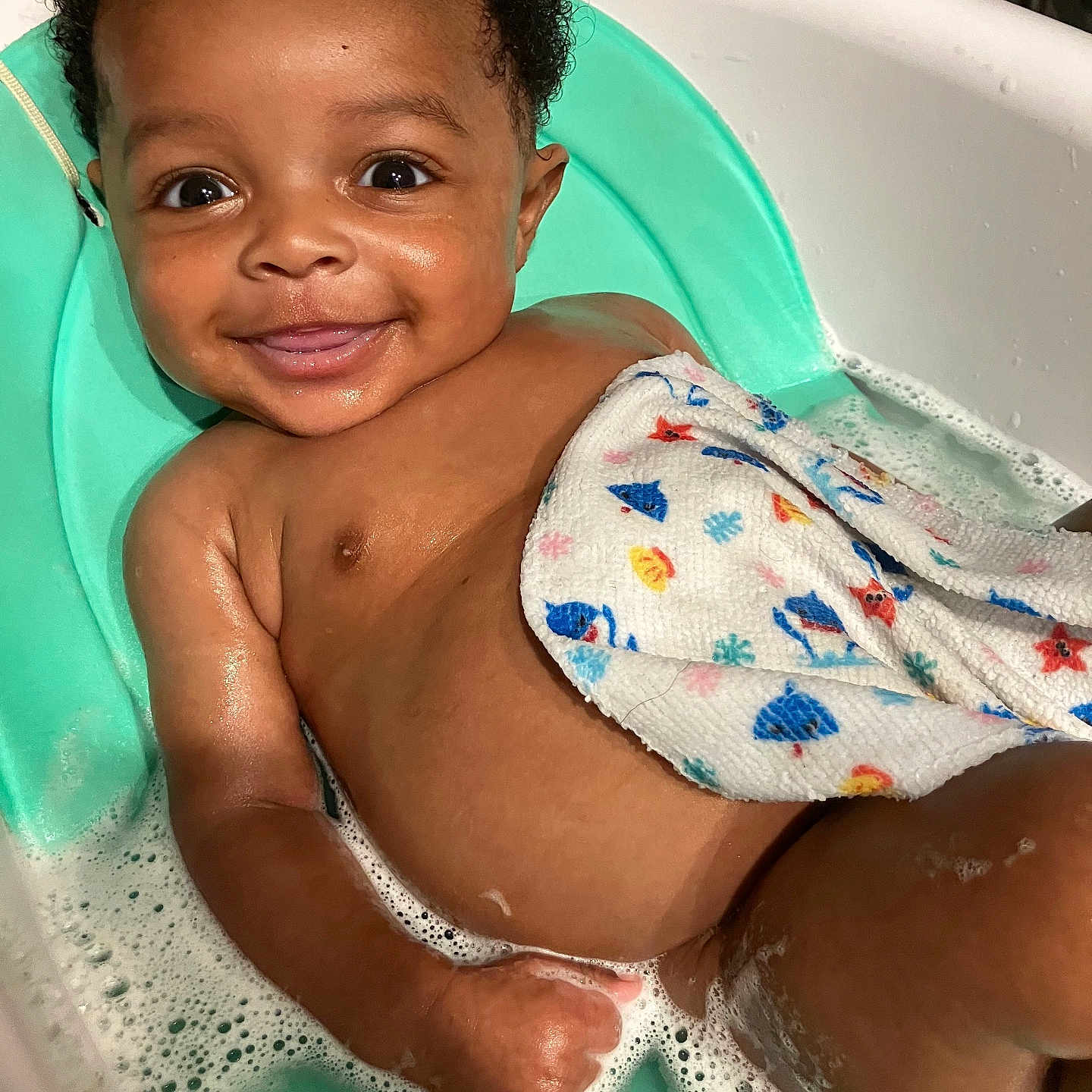 Ksyn is registered to the contest to win money with this photo: baby, bath, bathtub, bubbles, child, cute, foam, happy, head, indoors, infant, person, seat, sitting, skin, small, smile, towel, water, wet