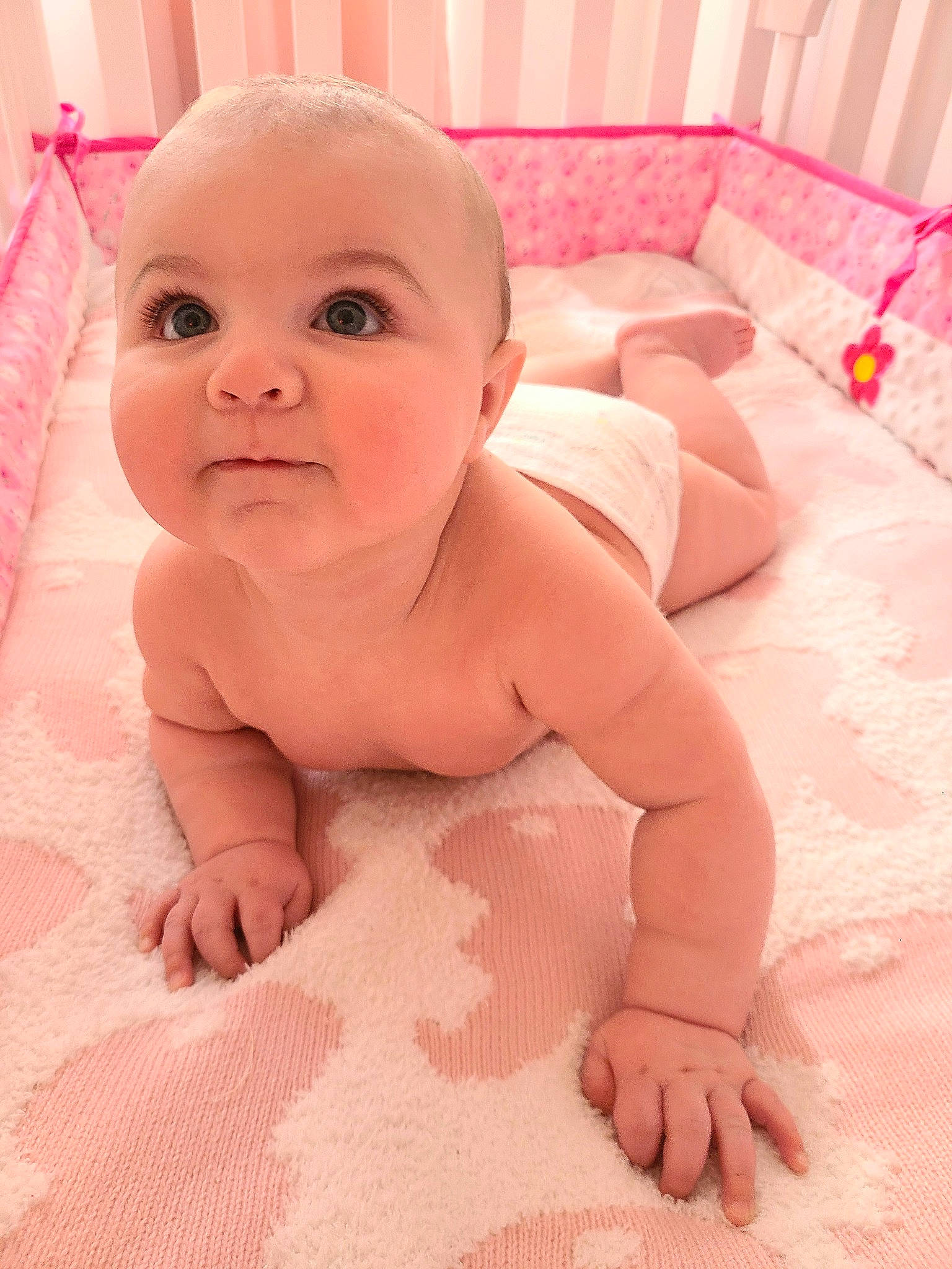 Ellie a rejoint le concours — aidez-le/la à gagner de superbes lots ! baby, cheek, chin, comfort, eyebrow, finger, floor, flooring, head, iris, lip, mouth, nose, person, pink, product, skin, stomach, textile, thumb