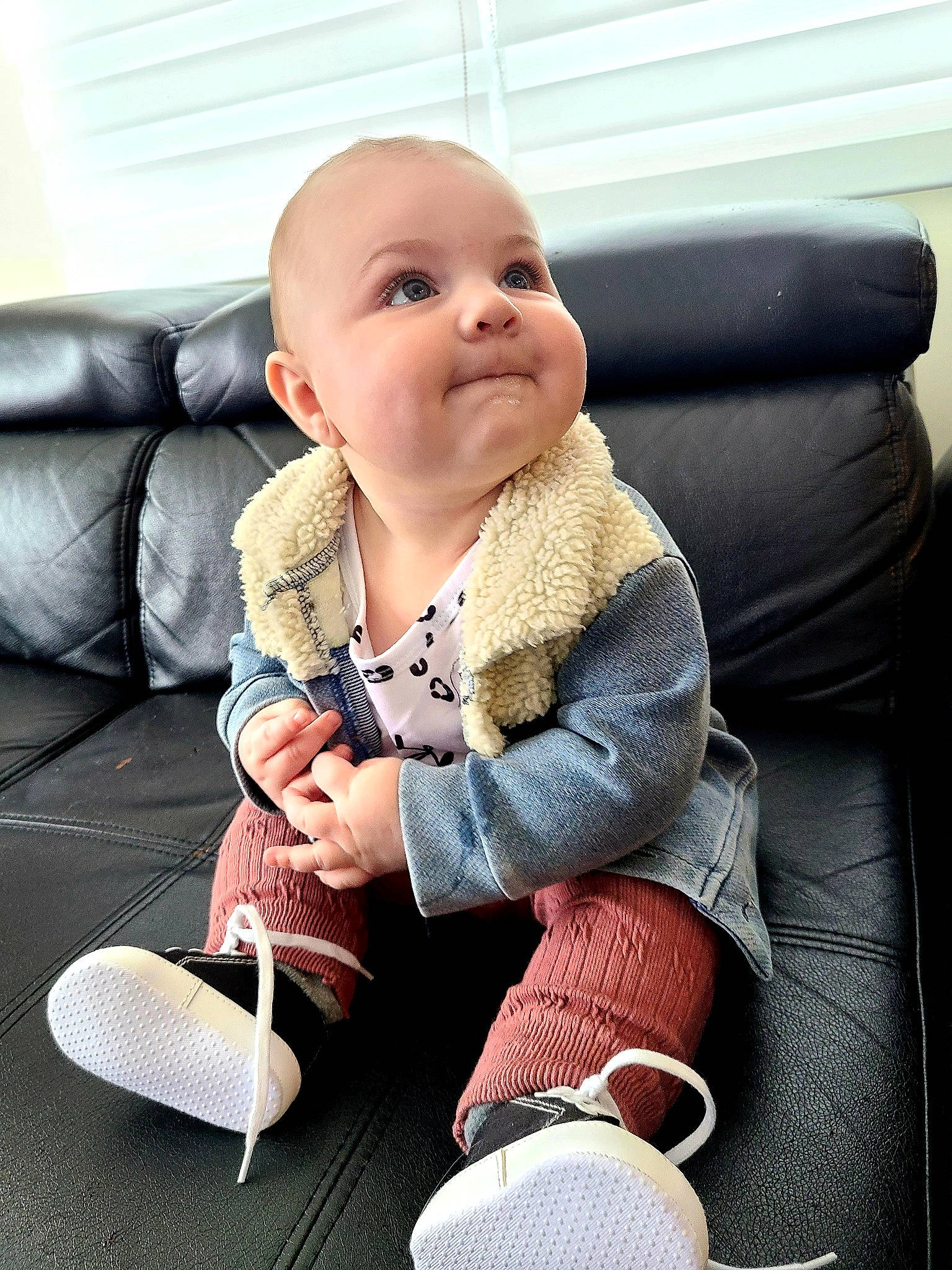 Ellie a rejoint le concours — aidez-le/la à gagner de superbes lots ! baby, baby_carriage, baby_products, baby_toddler_clothing, car_seat, cheek, child, comfort, flooring, happy, knee, lap, pattern, person, sitting, sleeve, smile, sock, thigh, thumb