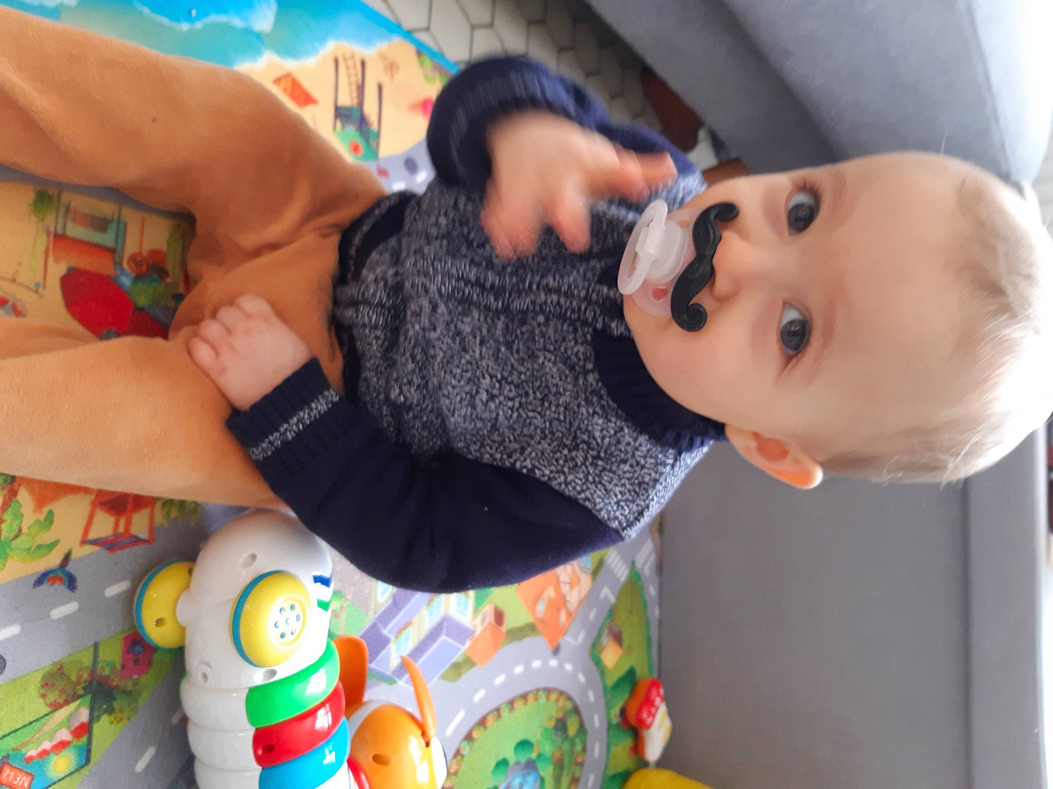 Maé participe au concours pour gagner de l'argent avec cette photo : baby, baby_products, baby_toddler_clothing, cheek, child, easter, easter_egg, facial_expression, finger, fun, happy, mouth, nail, nose, organ, people, person, product, skin, textile