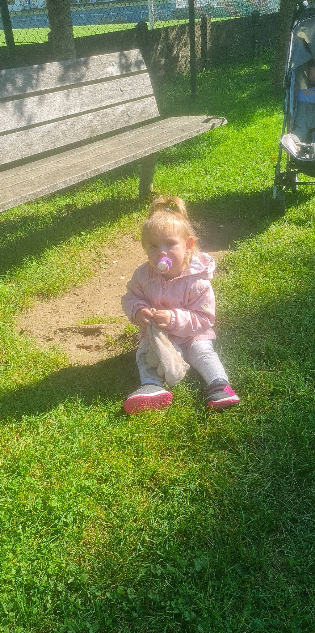 Sabina a rejoint le concours — aidez-le/la à gagner de superbes lots ! baby, baby_toddler_clothing, child, flooring, fun, garden, gardening, grass, grass_family, groundcover, landscaping, lawn, meadow, outdoor_furniture, people_in_nature, person, plant, shrub, sitting, soil