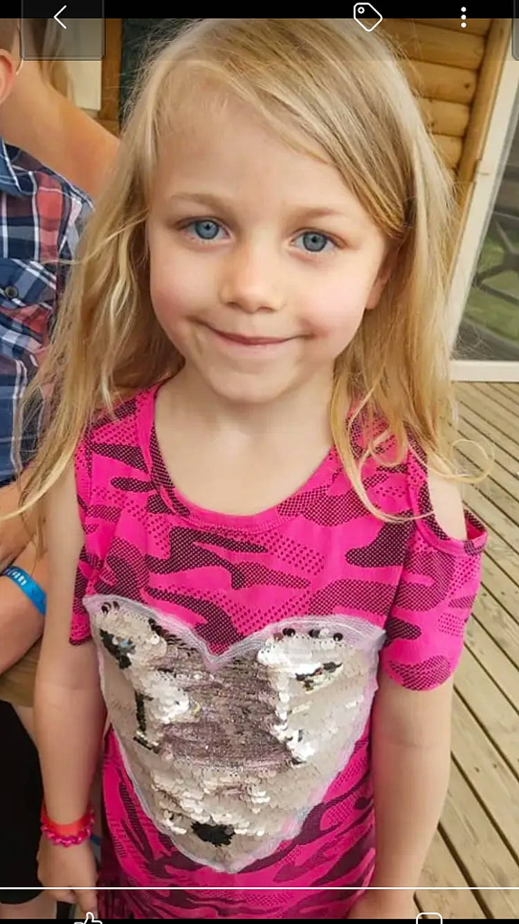 Leslie a rejoint le concours — aidez-le/la à gagner de superbes lots ! beauty, blond, eyelash, face, hair, hairstyle, happy, head, joy, lip, long_hair, neck, pattern, person, pink, skin, sleeve, smile, summer, t_shirt