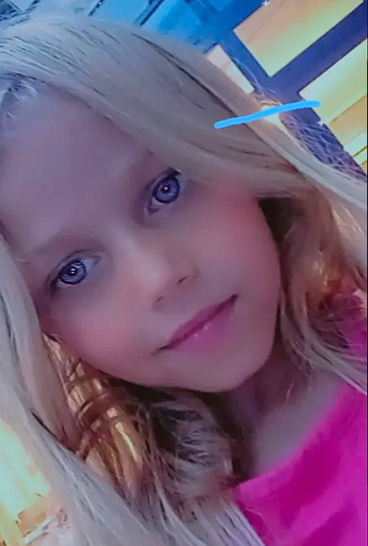 Leslie participe au concours pour gagner de l'argent avec cette photo : bangs, cheek, chin, cool, ear, eyebrow, eyelash, facial_expression, forehead, happy, iris, jaw, lip, long_hair, nose, people, person, pink, skin, smile