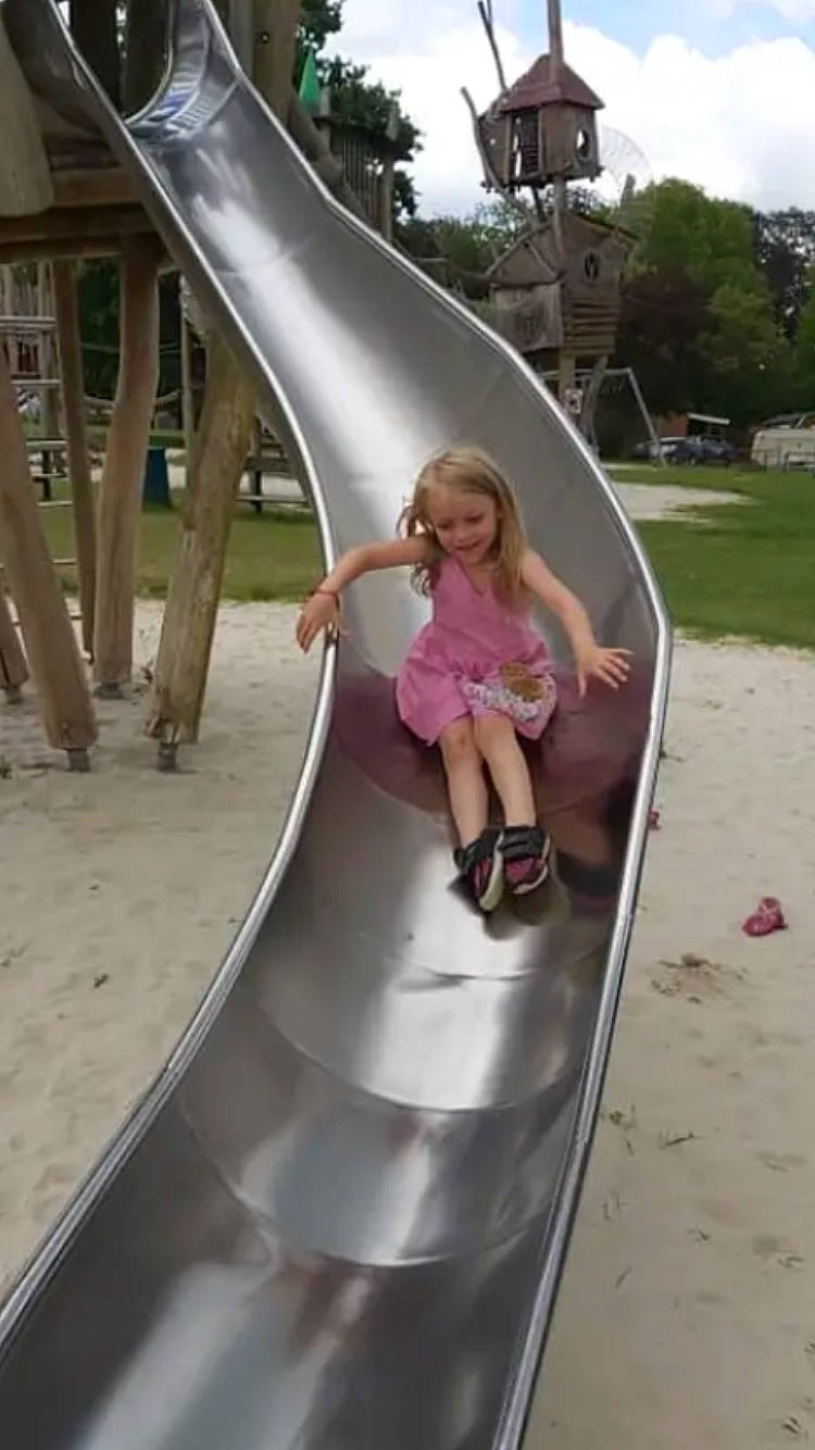 Leslie a rejoint le concours — aidez-le/la à gagner de superbes lots ! child, chute, city, dress, fun, green, leisure, organ, outdoor_play_equipment, person, pink, plant, playground, playground_slide, public_space, recreation, smile, snapshot, toddler, tree