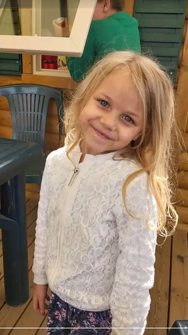 Leslie participe au concours pour gagner de l'argent avec cette photo : chair, cheek, child, clothing, costume_hat, eye, eyebrow, hair, hairstyle, happy, head, iris, joy, long_hair, organ, party_hat, person, sleeve, smile, standing