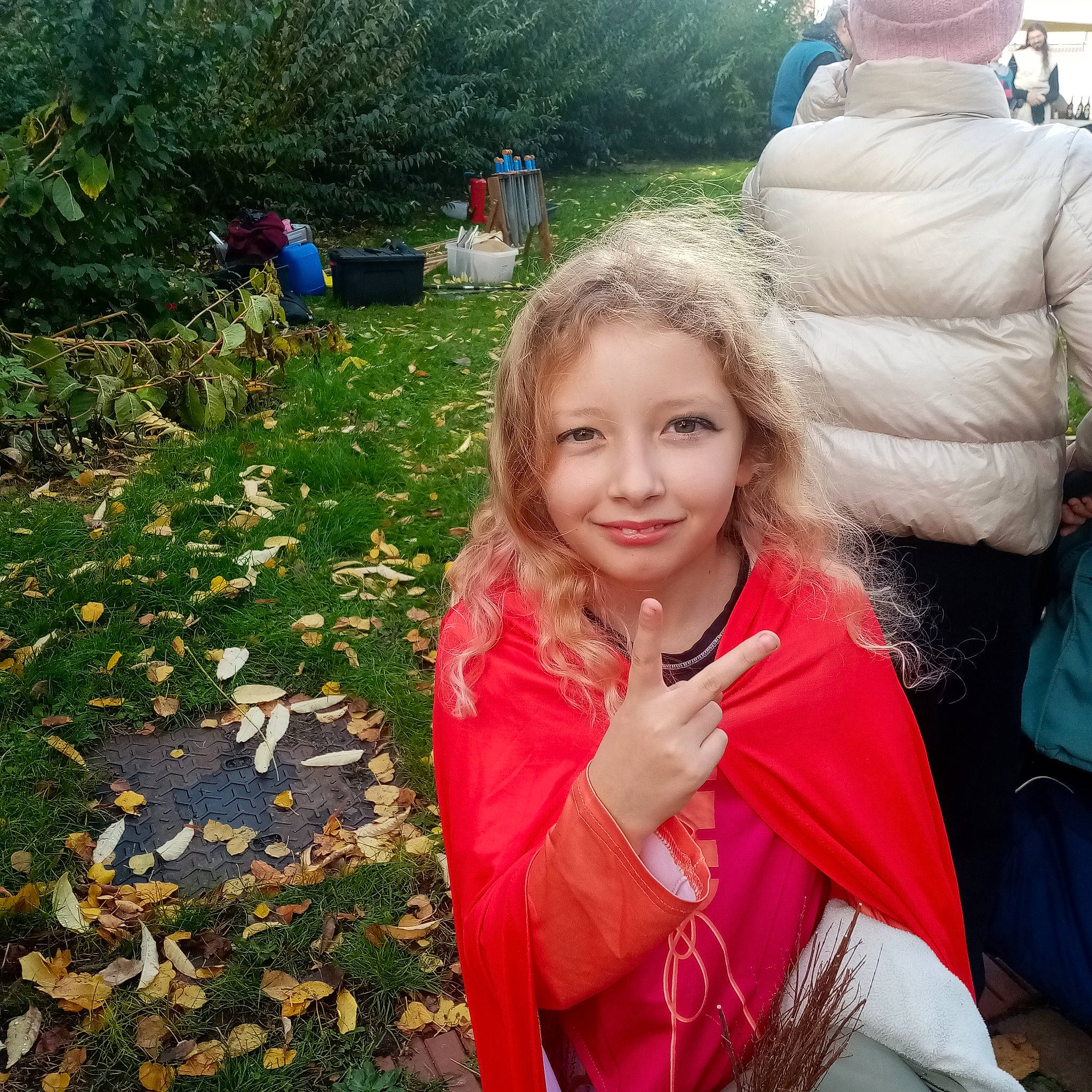 Cassandre a rejoint le concours — aidez-le/la à gagner de superbes lots ! adaptation, botany, child, cool, event, fun, grass, groundcover, happy, joy, leisure, nature, people_in_nature, person, petal, plant, recreation, smile, toddler, travel