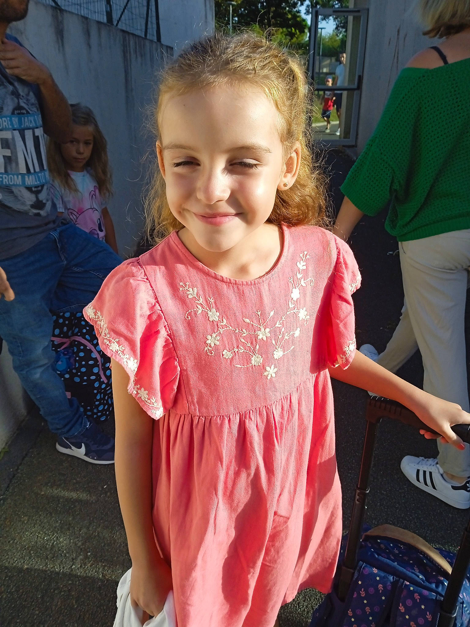 Manon a rejoint le concours — aidez-le/la à gagner de superbes lots ! blond, child, cool, event, fun, hairstyle, happy, head, joint, joy, leisure, magenta, person, pink, shoulder, skin, sleeve, smile, style, summer