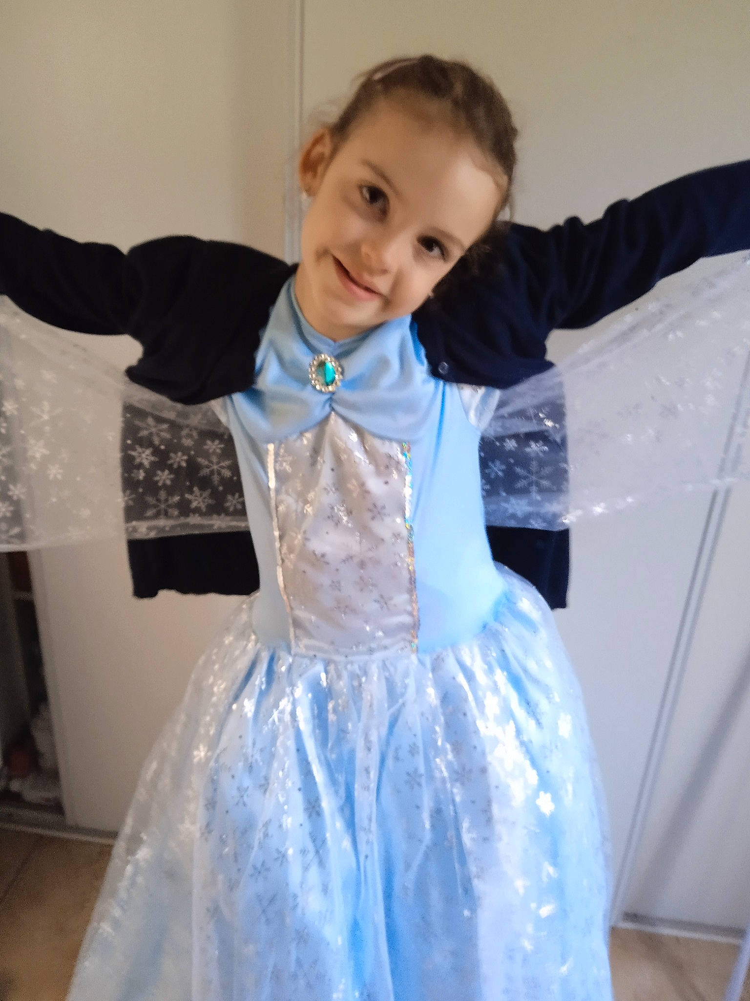 Manon a rejoint le concours — aidez-le/la à gagner de superbes lots ! baby_toddler_clothing, bow_tie, bridal_accessory, bridal_clothing, dress, electric_blue, event, fashion_design, formal_wear, gesture, gown, happy, human_body, joy, outerwear, person, shoulder, sleeve, smile, standing