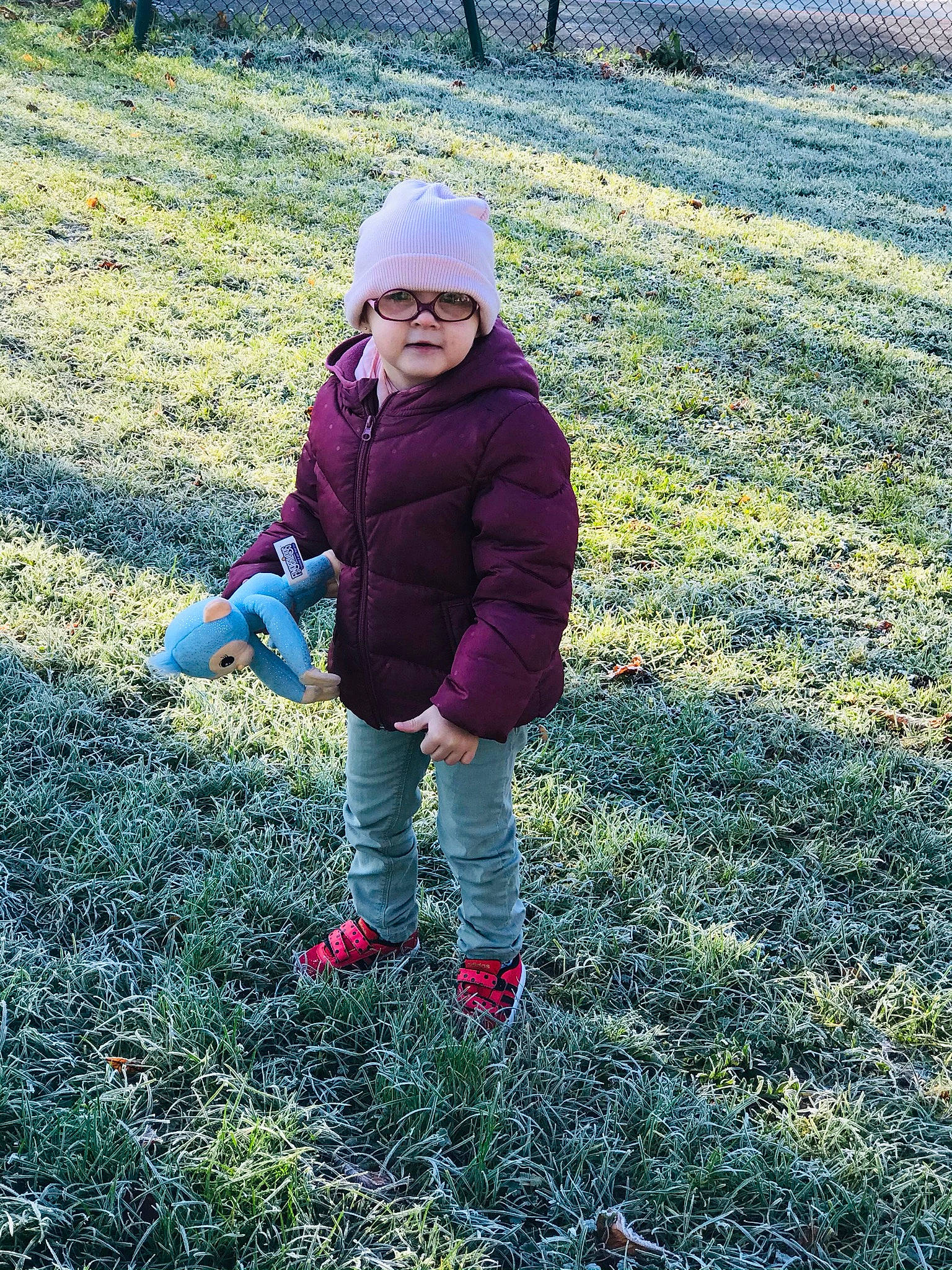 Maëlys a rejoint le concours — aidez-le/la à gagner de superbes lots ! baby_toddler_clothing, beanie, bonnet, child, grass, groundcover, headwear, jacket, knit_cap, meadow, people_in_nature, person, play, winter