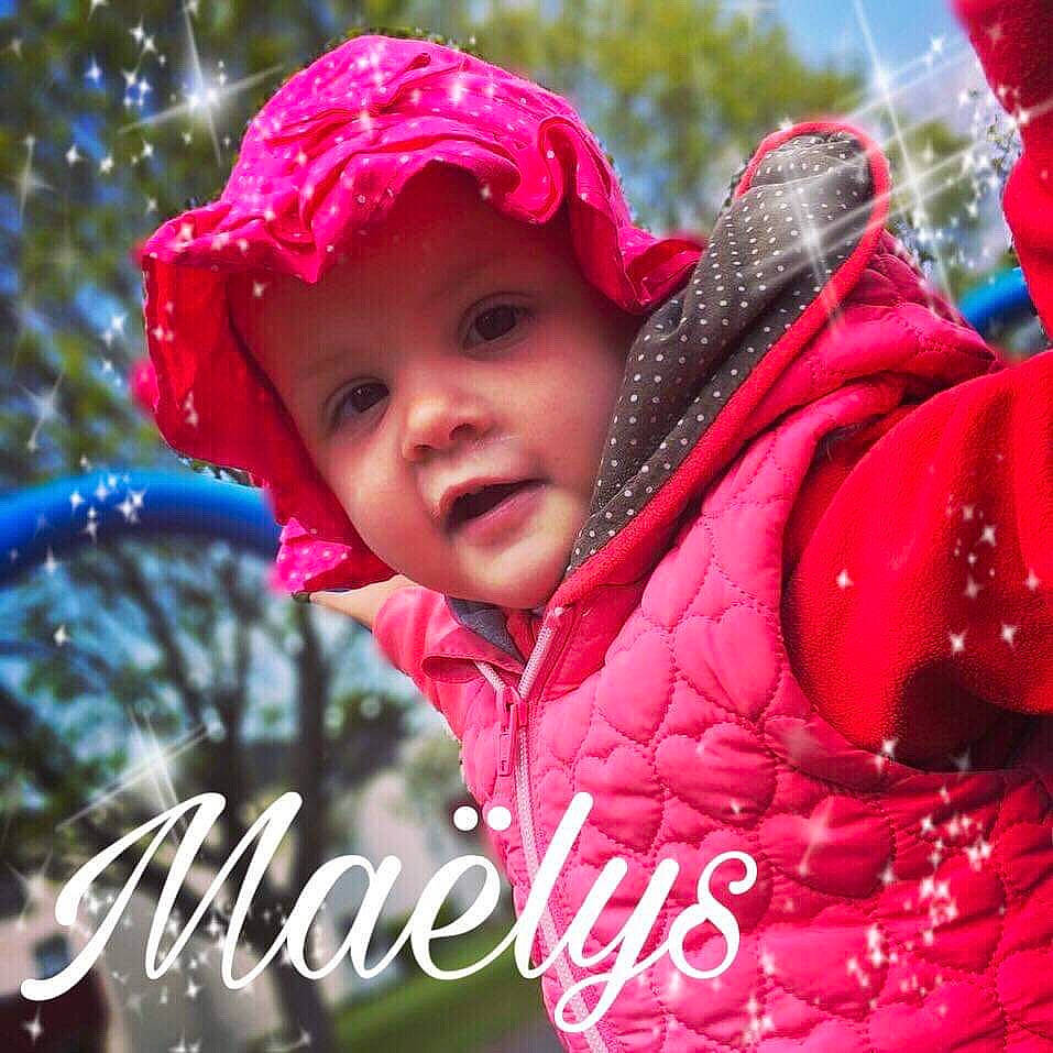 Maelys 9aout participe au concours pour gagner de l'argent avec cette photo : cheek, child, facial_expression, fun, happy, headgear, love, magenta, outerwear, person, photo_caption, photography, pink, plant, play, red, sky, smile, spring, toddler