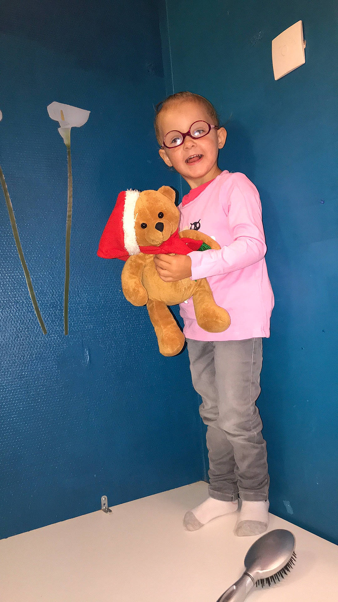 Maëlys a rejoint le concours — aidez-le/la à gagner de superbes lots ! animation, art, child, illustration, person, pink, room, standing, teddy_bear, toy