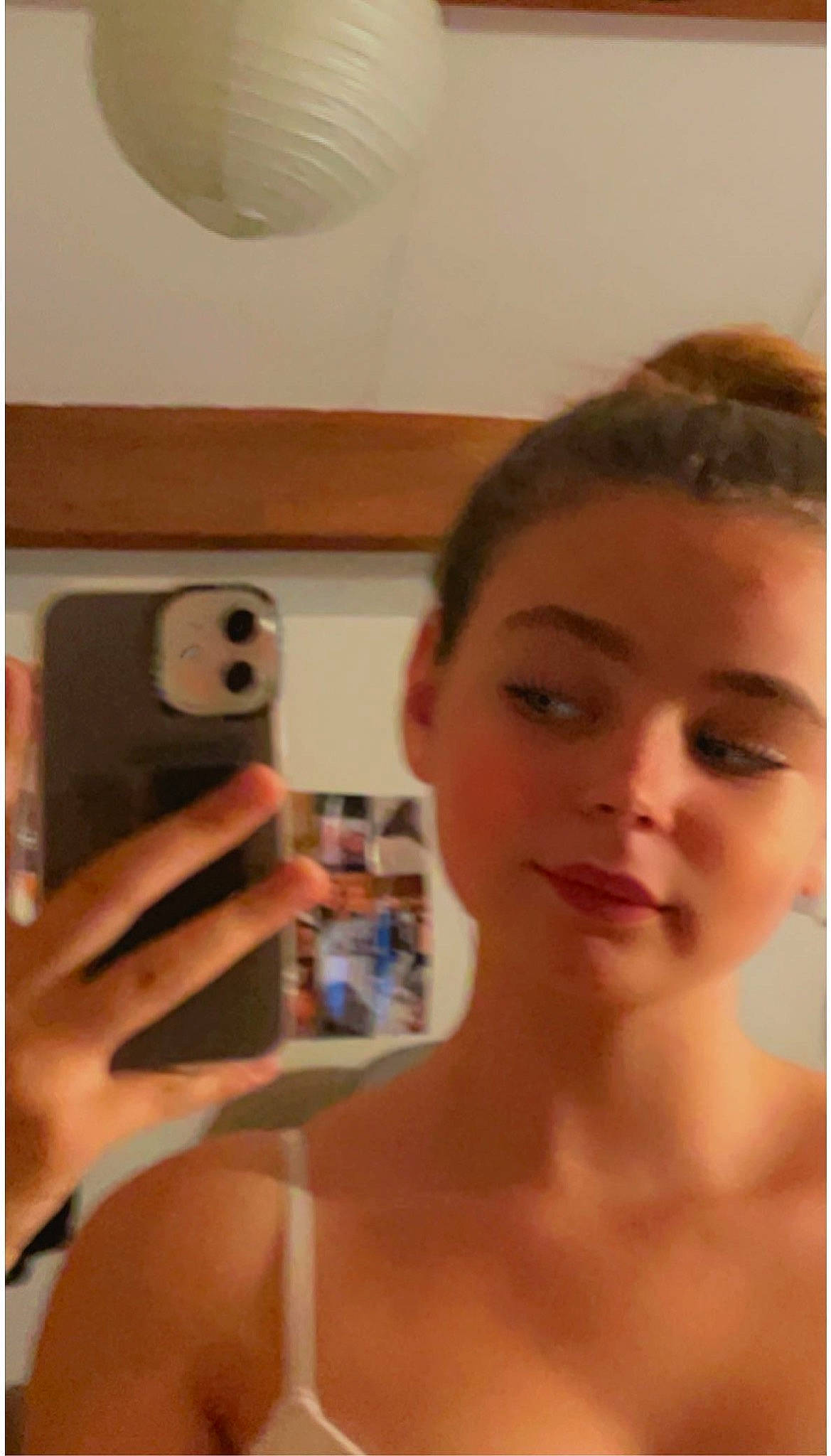 Valentina participe au concours pour gagner de l'argent avec cette photo : chest, chin, ear, eyebrow, eyelash, finger, gadget, gesture, jaw, lip, mechanical_fan, mirror, mouth, muscle, neck, nose, person, selfie, skin, trunk