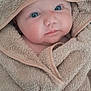 Ambre a rejoint le concours — aidez-le/la à gagner de superbes lots ! baby, blue_eyes, hooded_towel, towel, soft_texture, face, infant, child, cute, wrapped, close_up, skin, expression, indoors, portrait, eyelashes, pink_lips, head_covering, warm, cozy