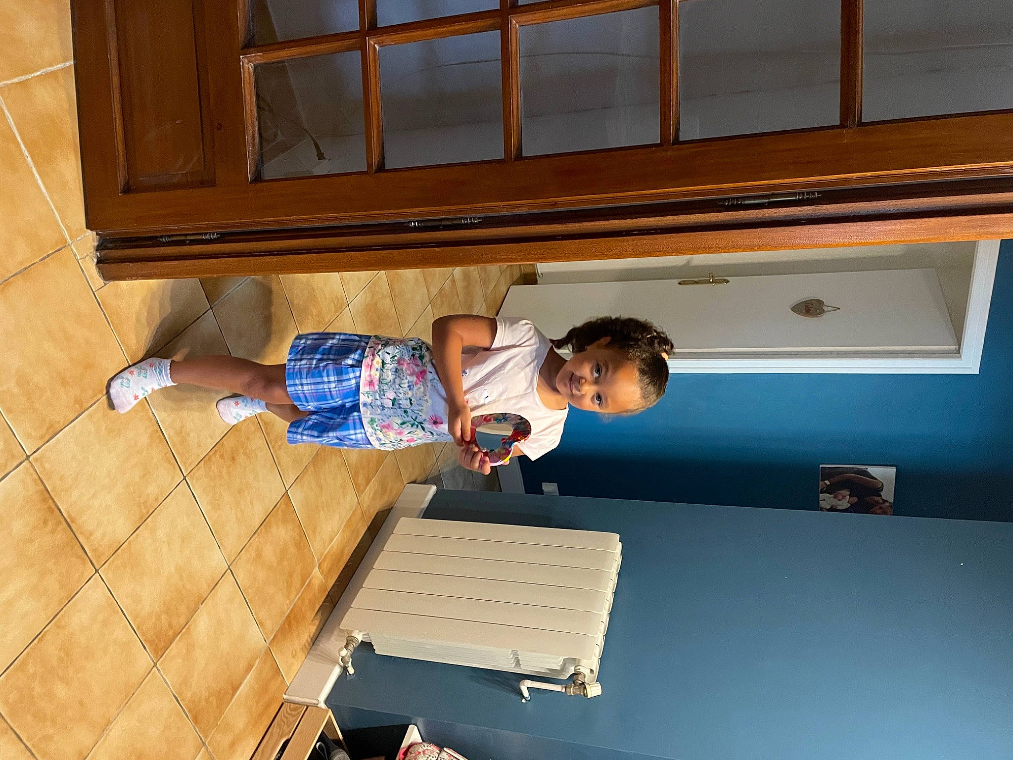 Thessa a rejoint le concours — aidez-le/la à gagner de superbes lots ! baby_toddler_clothing, cabinetry, ceiling, child, comfort, drawer, floor, flooring, hardwood, joy, leisure, person, play, plywood, room, standing, t_shirt, toddler, varnish, wood