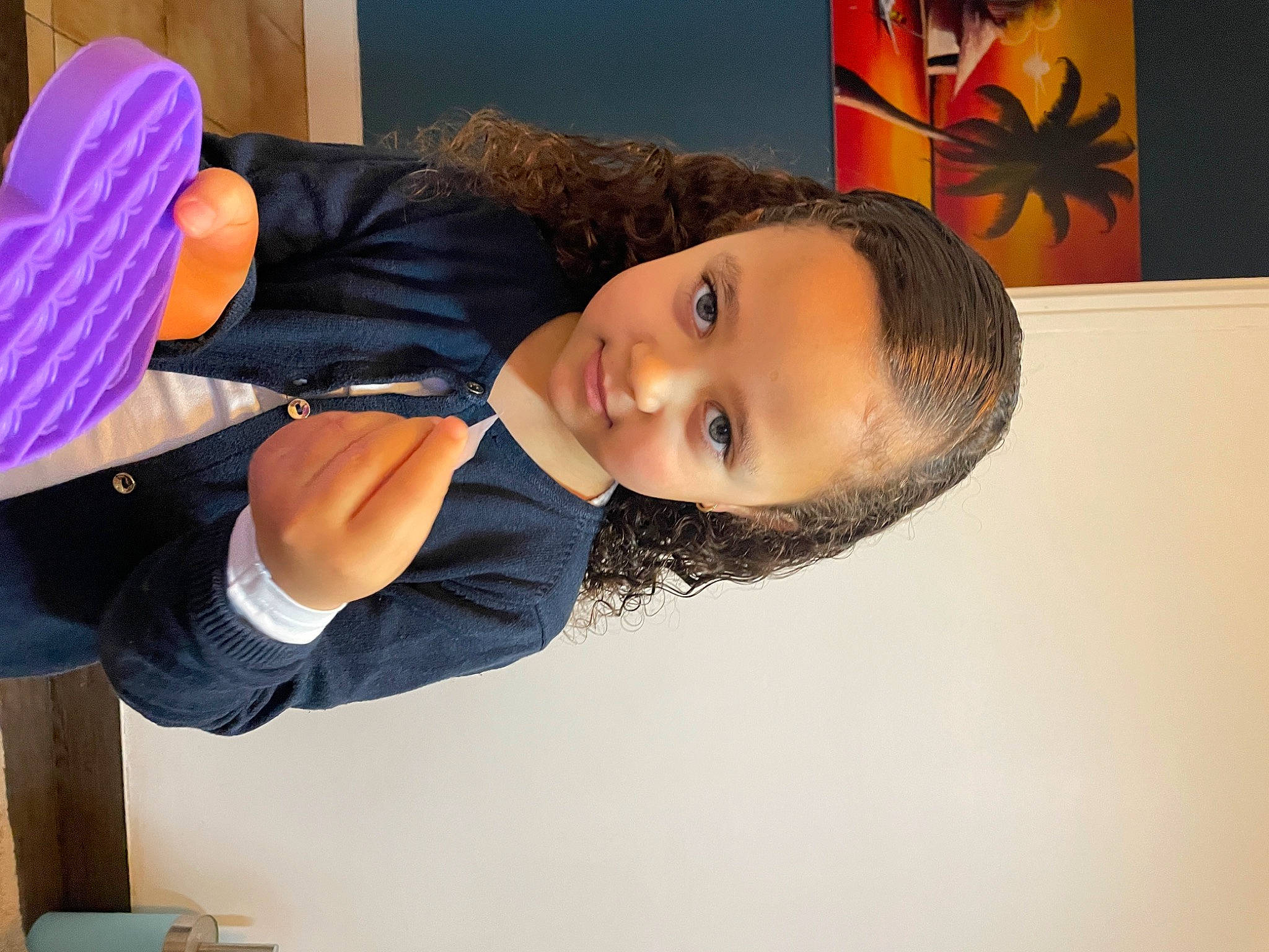 Thessa a rejoint le concours — aidez-le/la à gagner de superbes lots ! child, cool, elbow, electric_blue, flash_photography, fun, happy, human_leg, joy, knee, leisure, person, portrait_photography, room, sitting, smile, sock, t_shirt, thigh