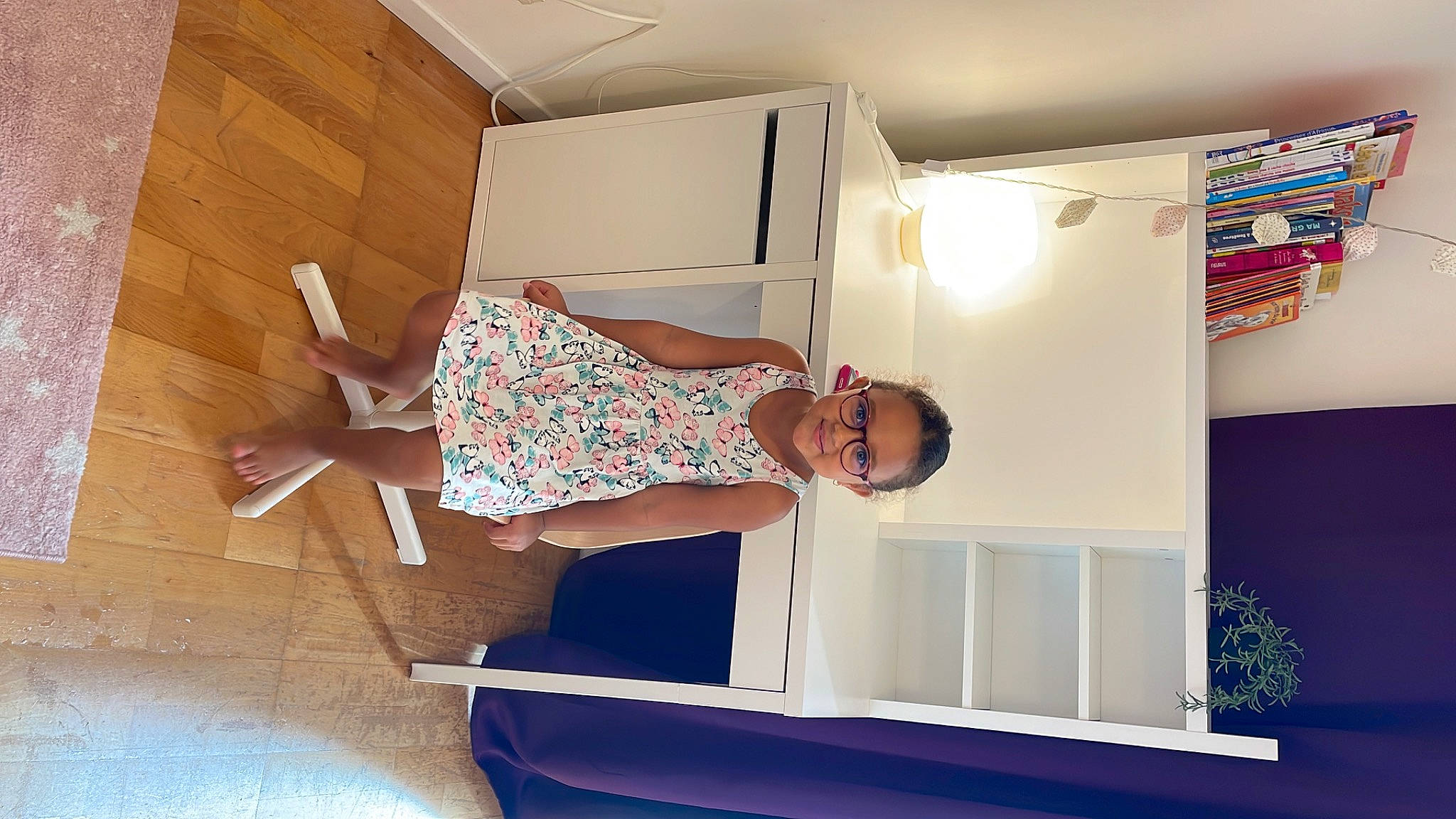 Thessa a rejoint le concours — aidez-le/la à gagner de superbes lots ! ceiling, comfort, elbow, electric_blue, floor, flooring, fun, hardwood, houseplant, human_leg, joy, knee, leisure, magenta, person, plant, room, sitting, sock, stairs