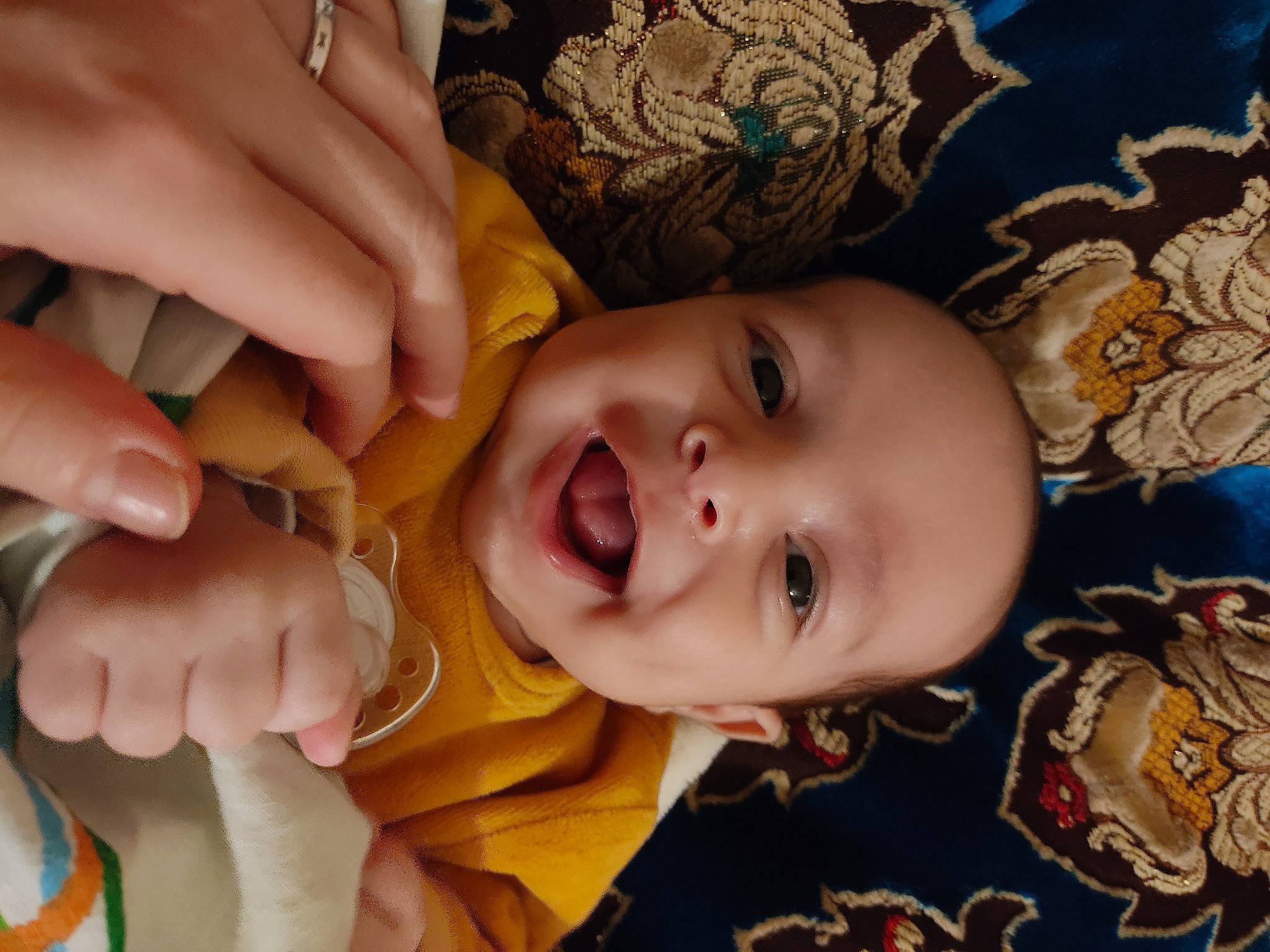 Nabil a rejoint le concours — aidez-le/la à gagner de superbes lots ! baby, cheek, chin, dress, eye, eyebrow, finger, gesture, hair, hairstyle, hand, happy, head, human_body, iris, lip, mouth, nose, person, skin