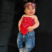 Lara a rejoint le concours — aidez-le/la à gagner de superbes lots ! baby, child, sunglasses, red_bandana, jeans, socks, pigtails, black_couch, cute, smiling, fashion, casual_wear, indoor, portrait, person, happy, young_child, accessories, footwear, relaxed