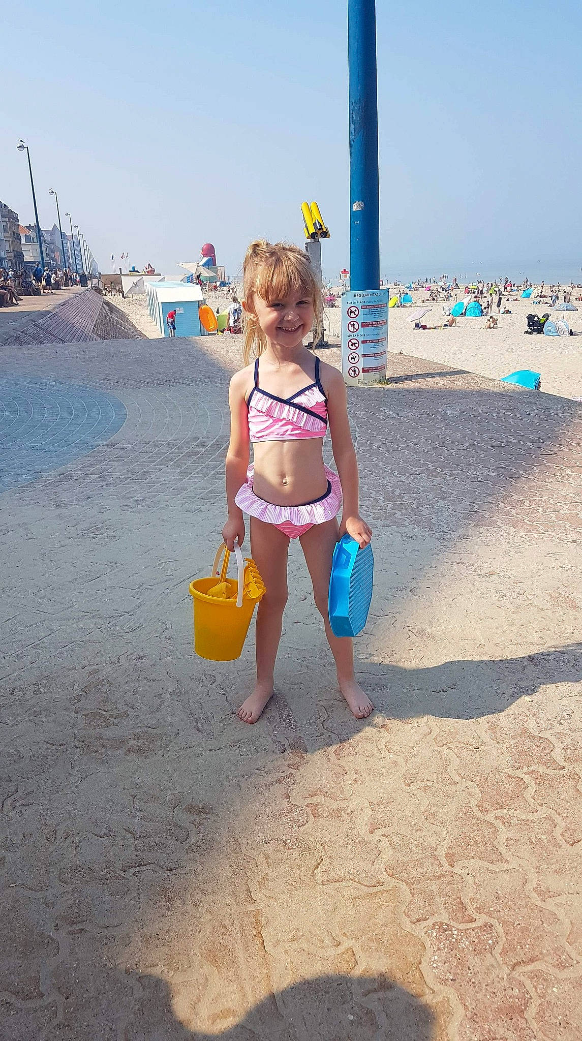 Laly a rejoint le concours — aidez-le/la à gagner de superbes lots ! barefoot, beach, child, fun, holiday, joy, person, play, sand, sea, spring_break, summer, toddler, vacation