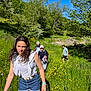 Romy a rejoint le concours — aidez-le/la à gagner de superbes lots ! adventure, blue_sky, casual_clothing, child, daytime, fun, grass, greenery, group, hiking, meadow, nature, outdoor, people, summer, sunlight, teenager, trees, walking, wildflowers