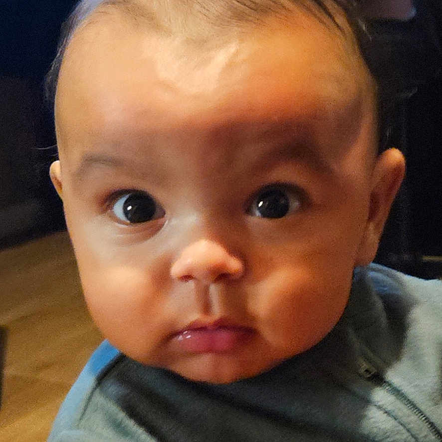 Ennio participe au concours pour gagner de l'argent avec cette photo : baby, child, closeup, clothing, curious, cute, expression, eyes, face, fingers, hand, human, indoor, infant, person, portrait, skin, sleeve, warm, young