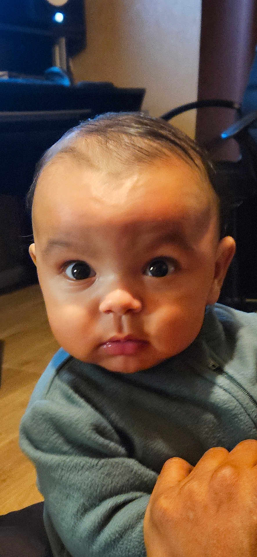 Ennio participe au concours pour gagner de l'argent avec cette photo : baby, child, face, eyes, hand, indoor, person, portrait, skin, clothing, sleeve, expression, young, cute, curious, infant, closeup, warm, human, fingers