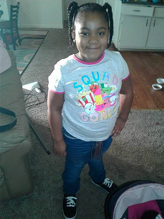 Yazmine is registered to the contest to win money with this photo: