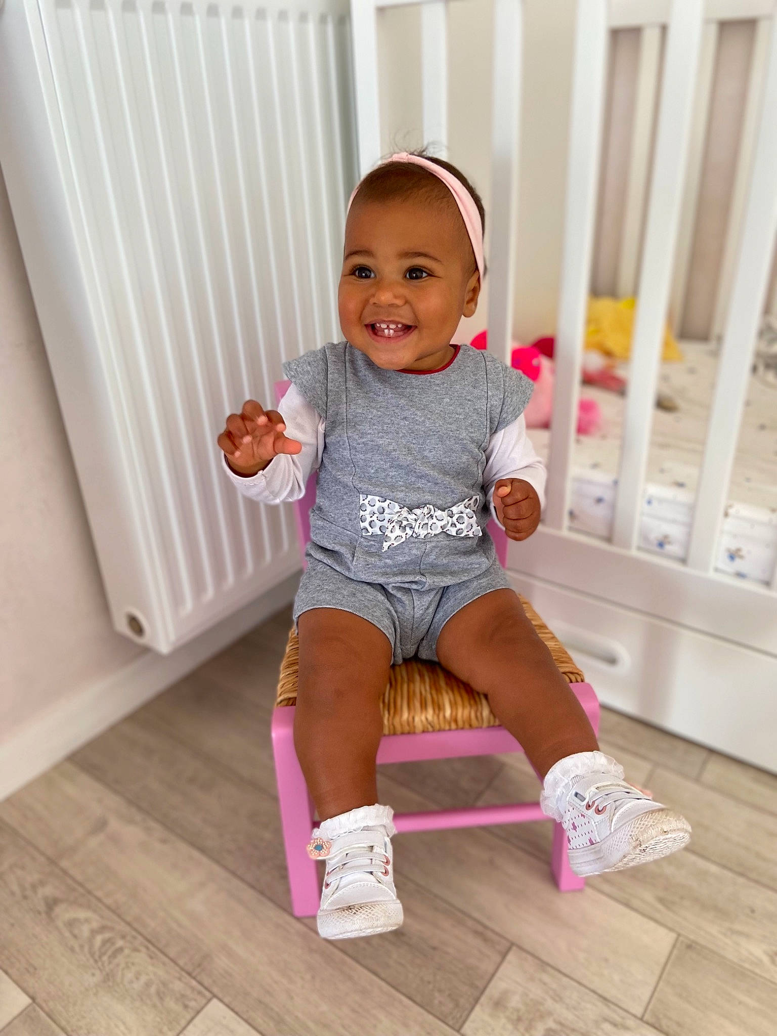 Lucy a rejoint le concours — aidez-le/la à gagner de superbes lots ! baby, baby_toddler_clothing, face, happy, head, human_leg, joy, knee, leg, magenta, person, pink, purple, skin, sleeve, smile, sock, standing, t_shirt, thigh