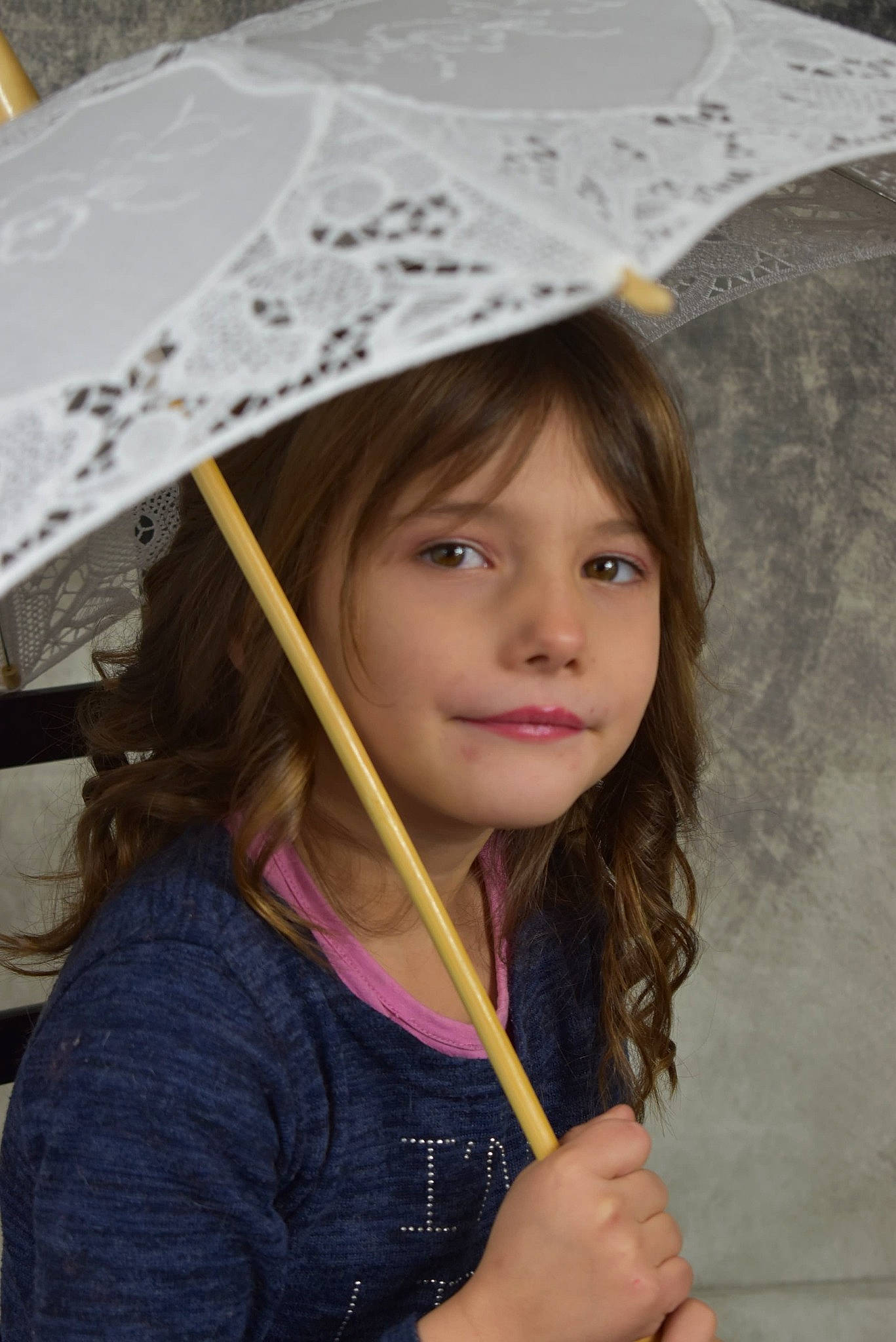 Leyla a rejoint le concours — aidez-le/la à gagner de superbes lots ! child, child_model, fashion_accessory, hat, headgear, lip, person, play, rain, smile, sun_hat, umbrella