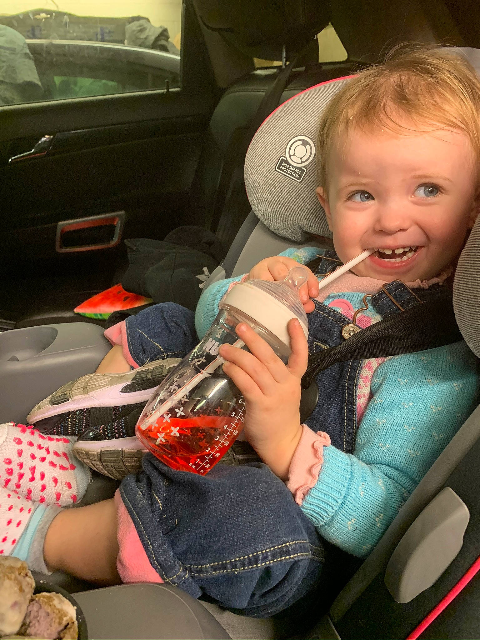 Kalliope is registered to the contest to win money with this photo: arm, auto_part, automotive_design, automotive_exterior, car, car_seat, car_seat_cover, comfort, finger, guitar_accessory, lap, motor_vehicle, mouth, nail, person, personal_luxury_car, smile, steering_part, steering_wheel, toddler