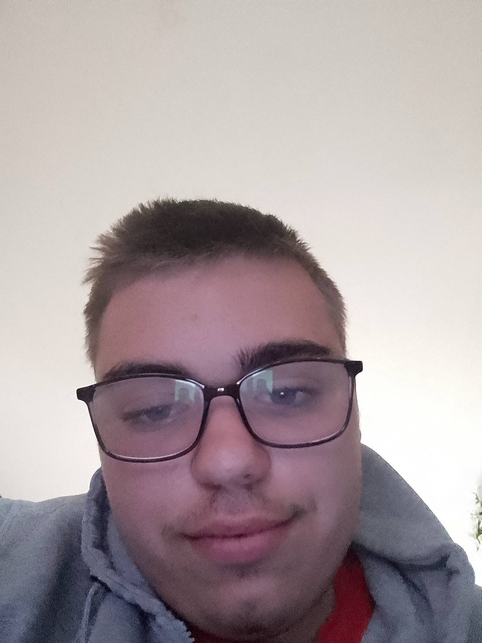 Mathon a rejoint le concours — aidez-le/la à gagner de superbes lots ! beard, cheek, chin, electric_blue, eyebrow, eyelash, eyewear, facial_hair, flash_photography, forehead, glasses, happy, jaw, lip, neck, nose, person, selfie, sky, smile