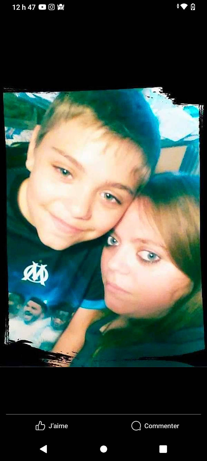 Mathon participe au concours pour gagner de l'argent avec cette photo : art, cheek, child, chin, cool, display_device, electronic_device, eyebrow, flash_photography, fun, grass, happy, iris, joy, nose, people_in_nature, person, photo_caption, room, smile