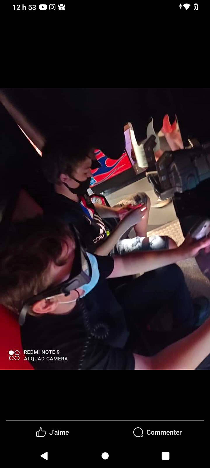 Mathon participe au concours pour gagner de l'argent avec cette photo : audio_equipment, carmine, darkness, entertainment, event, flash_photography, flesh, fun, gesture, human_leg, lap, luxury_vehicle, magenta, music, musician, nail, performing_arts, person, room, sitting