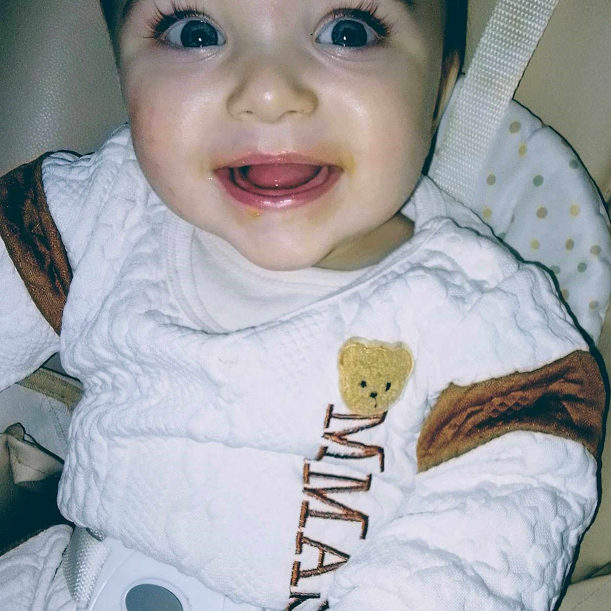 Tao a rejoint le concours — aidez-le/la à gagner de superbes lots ! baby, child, smiling, face, eyes, white_clothing, car_seat, seatbelt, infant, happy, portrait, cute, indoors, closeup, toddler, clothing, person, baby_bear_patch, sitting, baby_hand