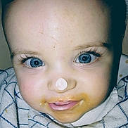 Tao a rejoint le concours — aidez-le/la à gagner de superbes lots ! baby, blue_eyes, face, close_up, cream, food, smile, infant, child, blanket, cute, expression, skin, eyelashes, mouth, nose, clothing, portrait, baby_food, messy