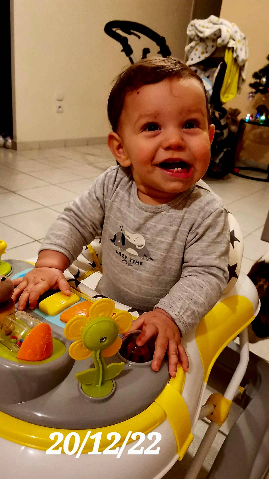 Charlie a rejoint le concours — aidez-le/la à gagner de superbes lots ! baby, baby_toddler_clothing, baby_toys, chair, child, event, fun, happy, head, natural_foods, person, play, room, sitting, skin, snapshot, tire, toddler, toy, toy_vehicle