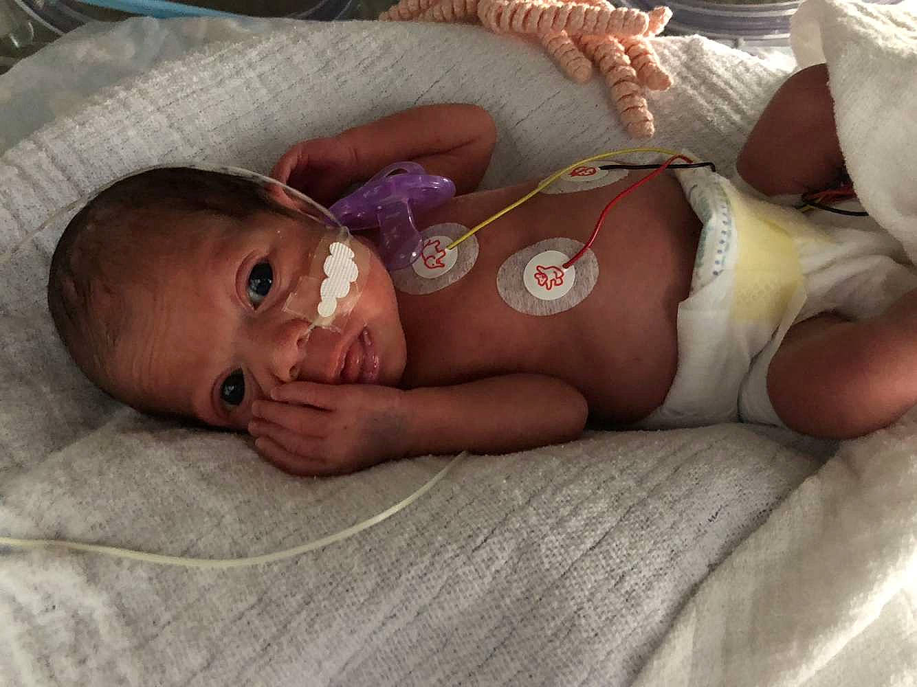 Elena participe au concours pour gagner de l'argent avec cette photo : abdomen, baby, barechested, chest, comfort, elbow, eye, face, fawn, hand, headgear, jewellery, linens, mouth, navel, person, stomach, thigh, toddler, trunk