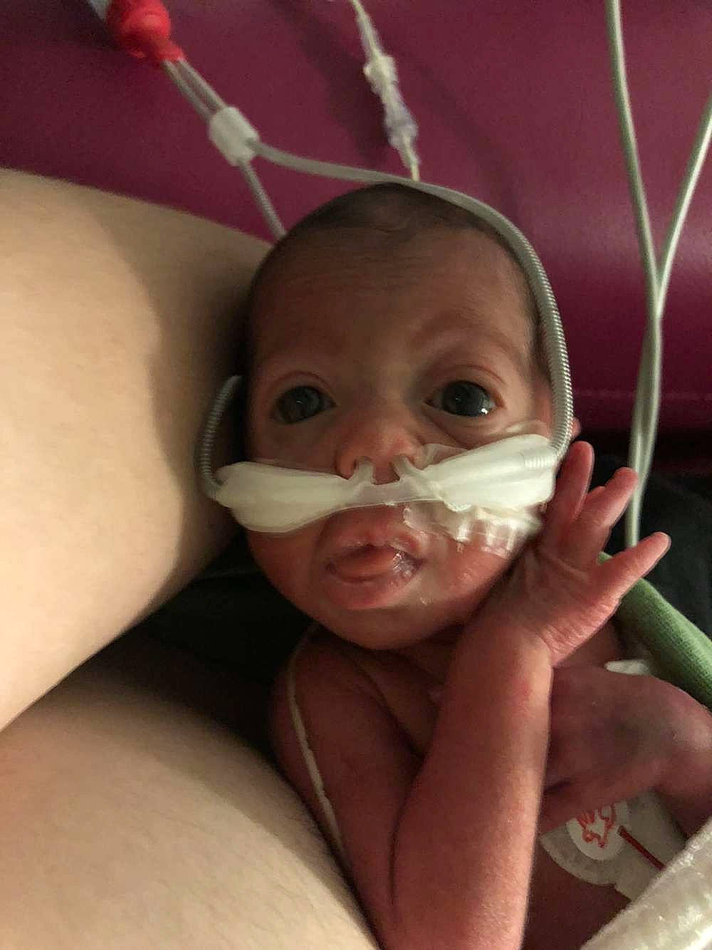 Elena participe au concours pour gagner de l'argent avec cette photo : baby, cheek, child, close_up, ear, eyebrow, eyelash, finger, forehead, hair, headgear, human_body, jaw, lip, mouth, nose, person, skin, tableware, thumb