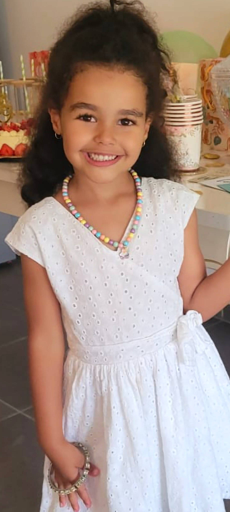 Ilyana-rose participe au concours pour gagner de l'argent avec cette photo : beauty, bridal_accessory, chin, day_dress, dress, embellishment, event, fashion_design, gown, hair, happy, jewellery, joy, neck, necklace, one_piece_garment, person, shoulder, skin, sleeve