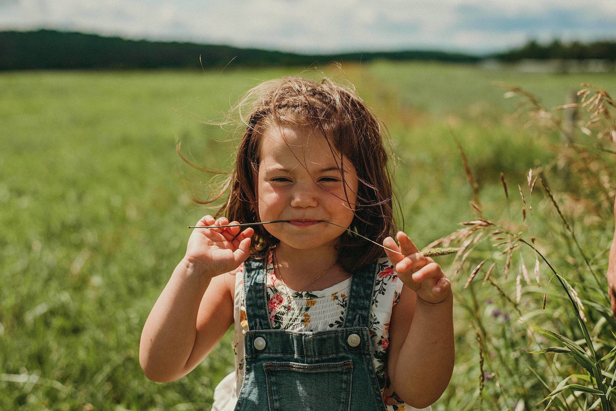 Meeha participe au concours pour gagner de l'argent avec cette photo : agriculture, blond, brown_hair, eye, field, fun, gesture, grass, grass_family, grassland, happy, joy, landscape, meadow, people_in_nature, person, plant, prairie, sky, smile