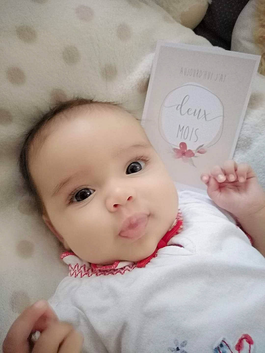 Elly participe au concours pour gagner de l'argent avec cette photo : baby_toddler_clothing, cheek, eyebrow, eyelash, facial_expression, finger, gesture, hand, happy, head, iris, lip, nose, person, pink, product, skin, sleeve, smile, toddler