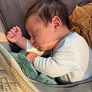 Menzio a rejoint le concours — aidez-le/la à gagner de superbes lots ! baby, blanket, closeup, clothing, cozy, cushion, face, head, human, indoors, infant, newborn, peaceful, person, resting, sleeping, soft, toddler, warm_light, wrapped