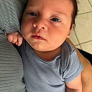 Menzio participe au concours pour gagner de l'argent avec cette photo : baby, infant, child, onesie, blue_clothing, person, face, skin, hand, arm, floor, tile, holding, caring, indoor, closeup, portrait, newborn, curious, soft_lighting