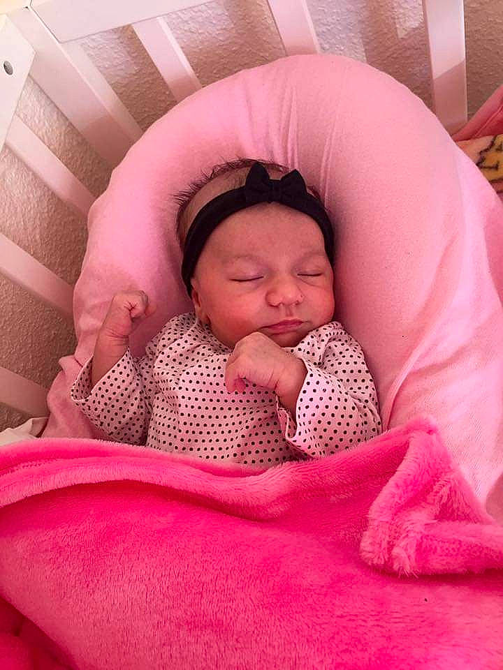 Kataleya a rejoint le concours — aidez-le/la à gagner de superbes lots ! baby, baby_products, baby_safety, baby_sleeping, baby_toddler_clothing, beanie, bedding, bedtime, birth, blanket, child, comfort, headwear, infant_bed, linens, magenta, nap, nose, person, pink