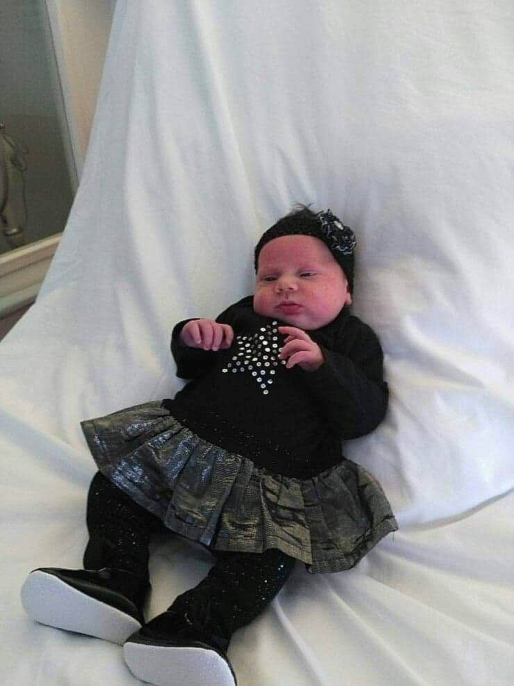 Nëllya participe au concours pour gagner de l'argent avec cette photo : baby, child, headwear, leg, person, sitting, smile, toddler