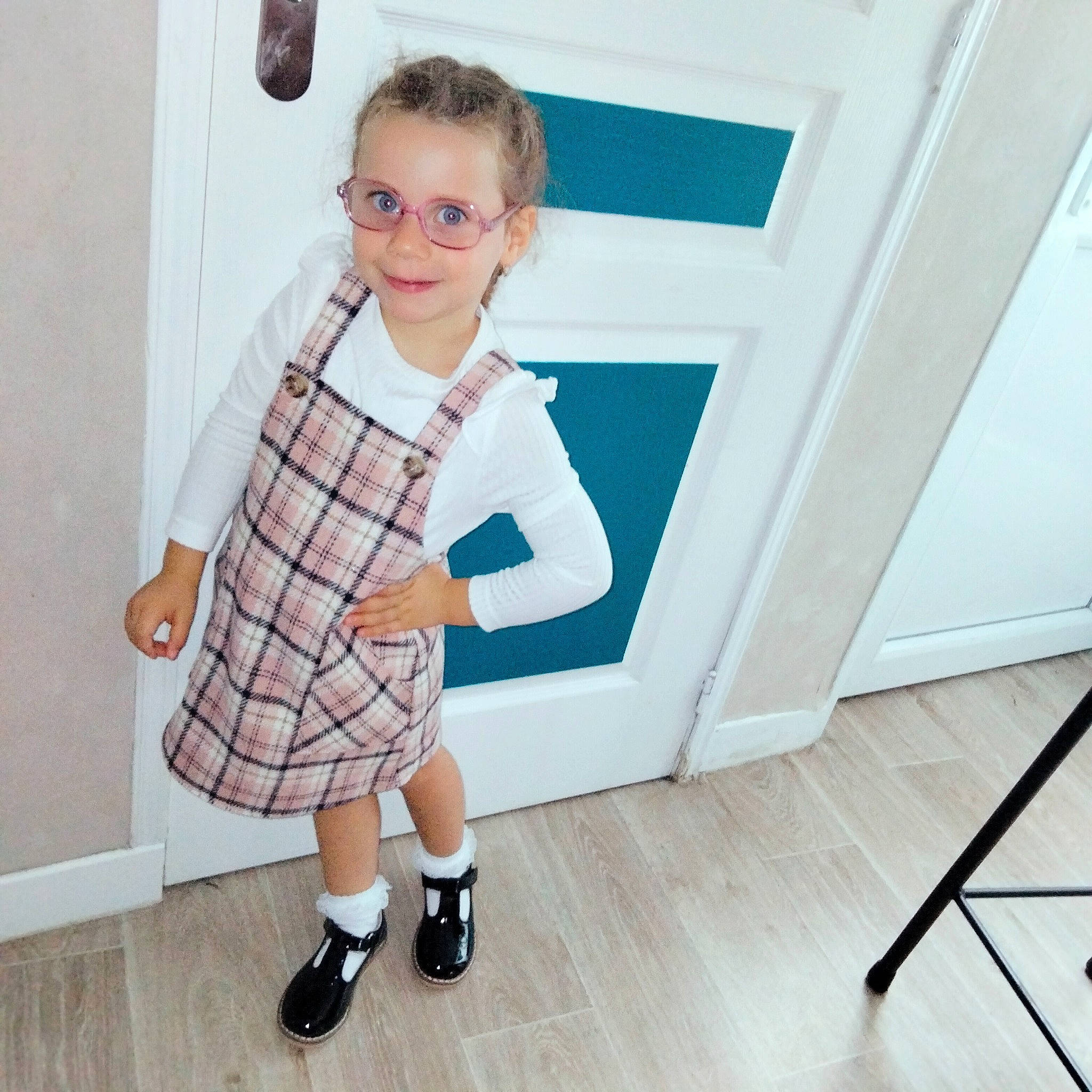 Nellya a rejoint le concours — aidez-le/la à gagner de superbes lots ! blazer, child, collar, dress_shirt, electric_blue, eyewear, fashion_design, flooring, formal_wear, joint, joy, knee, outerwear, pattern, person, plaid, sleeve, smile, sock, tartan